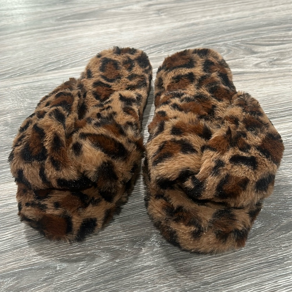 leopard print faux fur slippers